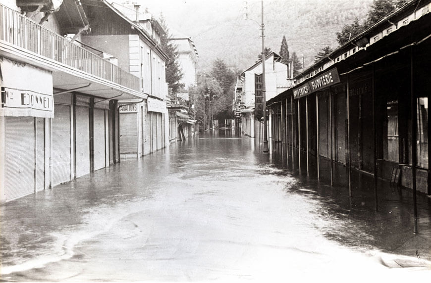 Rue de Bagnères-de-Luchon inondée en 1937