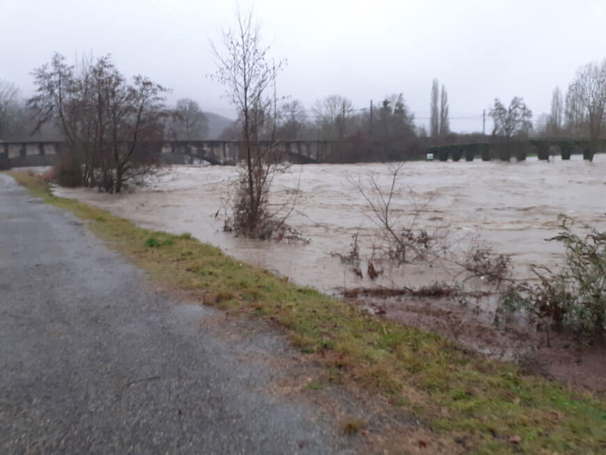 Montée des eaux vue du pont de Gourdan à Gourdan en 2022