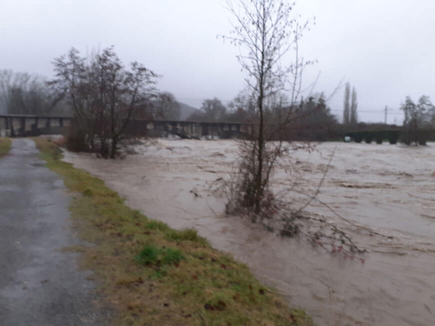Montée des eaux vue du pont de Gourdan à Gourdan en 2022