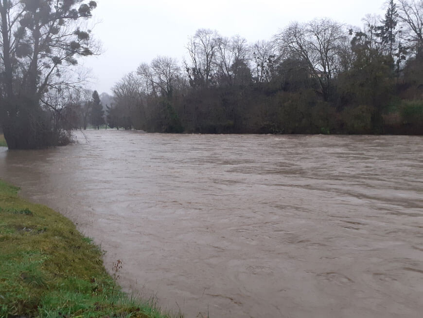 Montée des eaux vue du pont de Gourdan à Gourdan en 2022