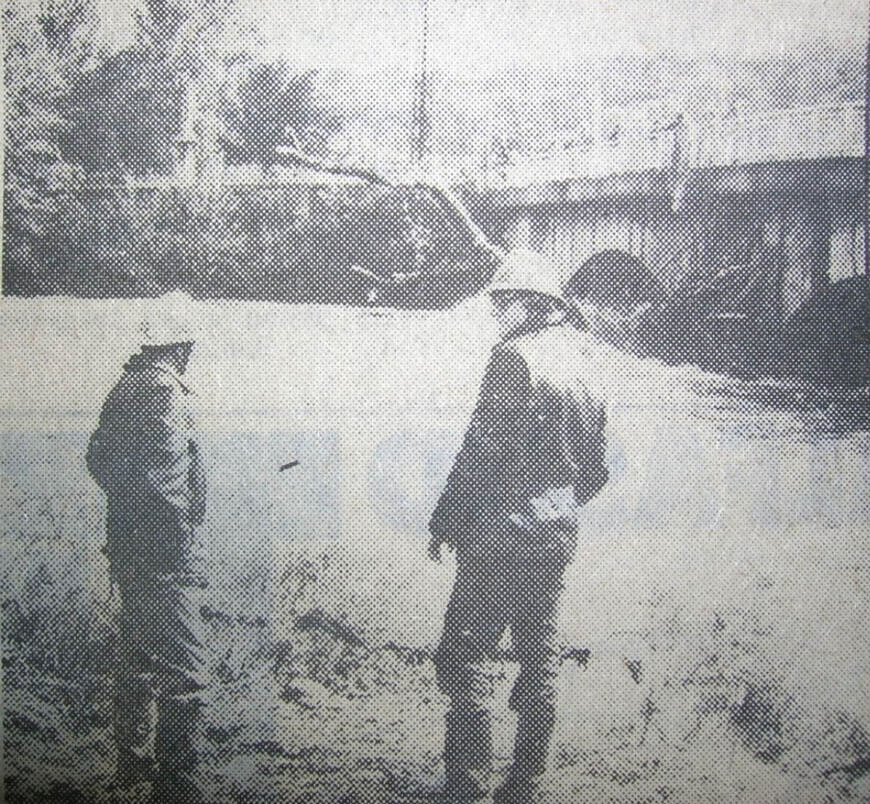 Deux ouvriers observant les embâcles et montée des eaux au niveau du Pont de Valentine, crue de 1977