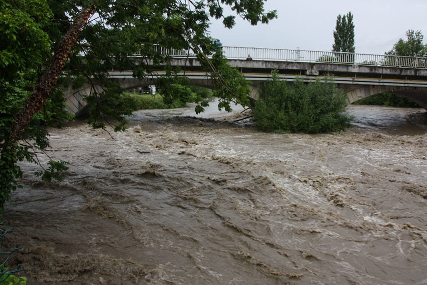 Courant important des eaux sous le pont de Valentine en juin 2013