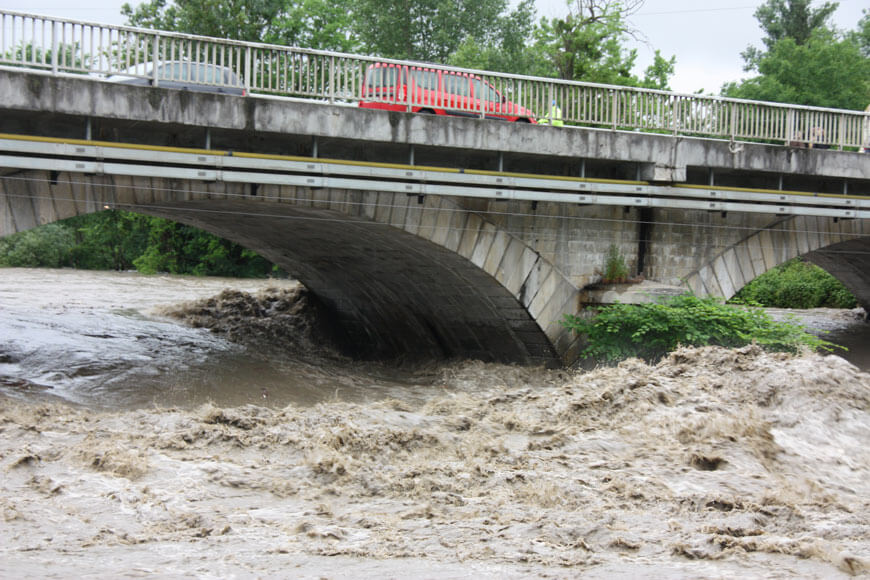 Remous causés par le courant important des eaux sous le pont de Valentine en juin 2013