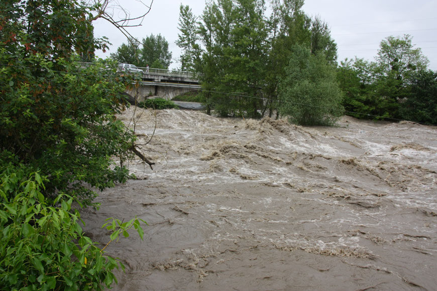 Eaux déchainées au niveau du pont de Valentine en 2013