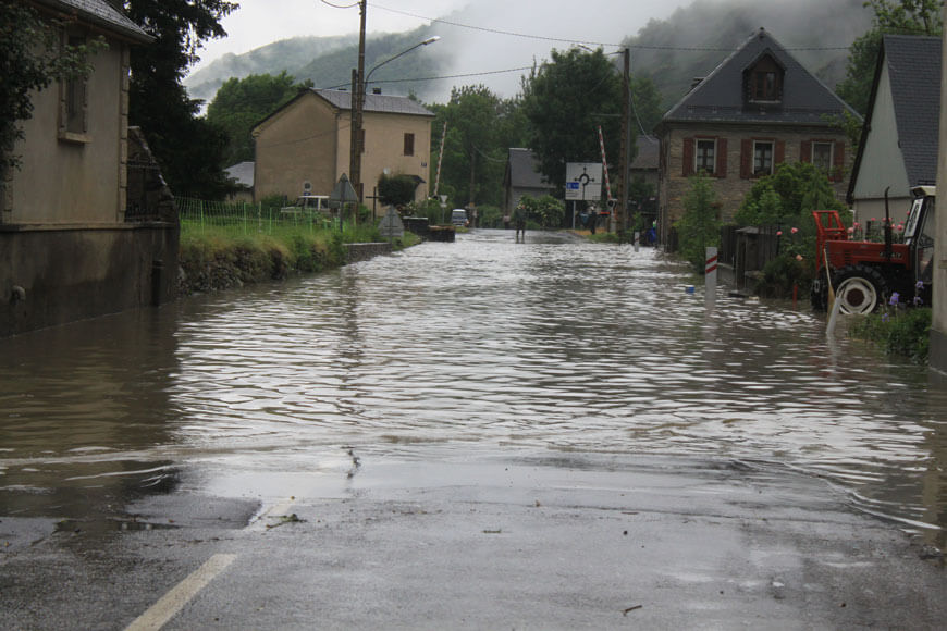 Voie ferrée inondée sur le passage à niveau entre Antignac et Salles-de-Pratviel en 2013