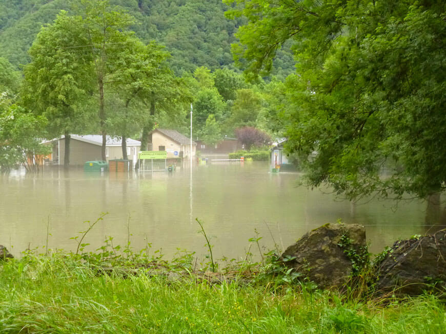 La Pique largement sortie de son lit entre Antignac et Salles-de-Pratviel en 2013
