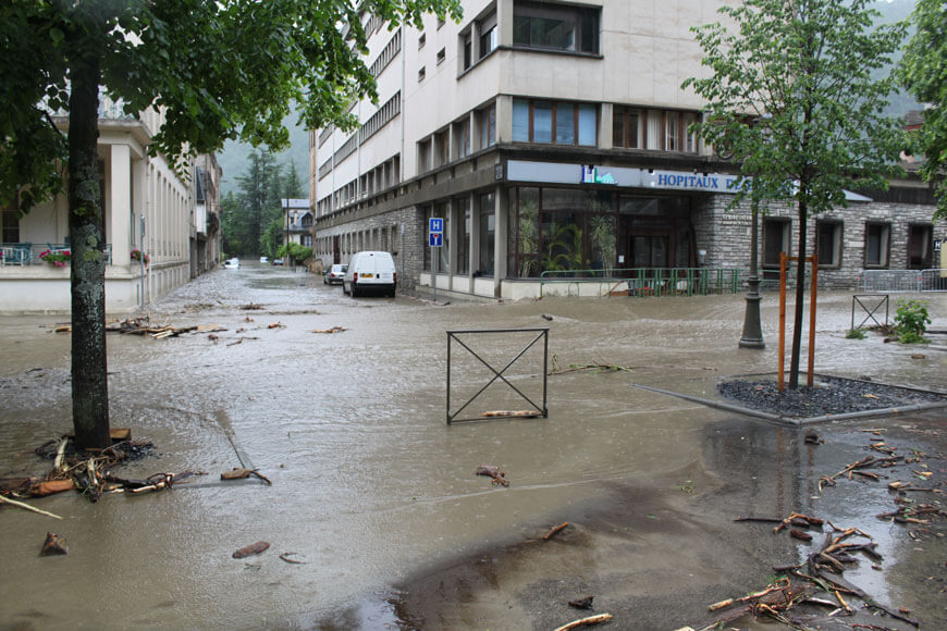 Rues de Bagnères-de-Luchon inondées face à l'hôpital pendant la crue de 2013