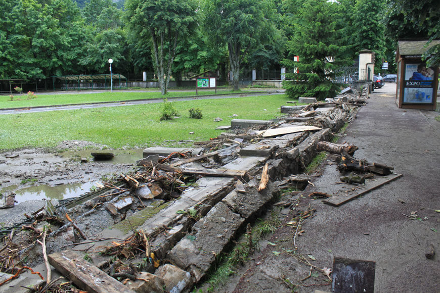 Débris et effondrement en centre ville à Bagnères-de-Luchon en 2013