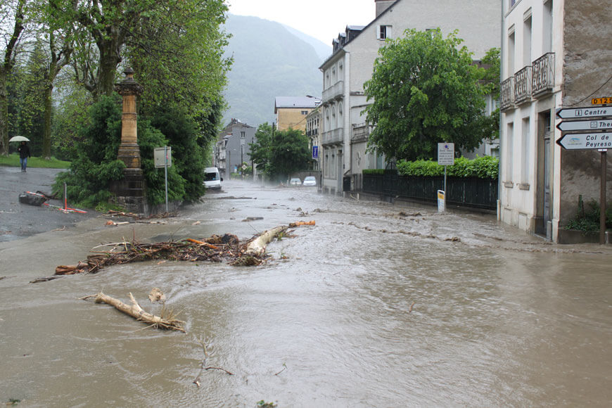 Les eaux et des débris végétaux envahissent les rues de Bagnères-de-Luchon pendant la crue de 2013