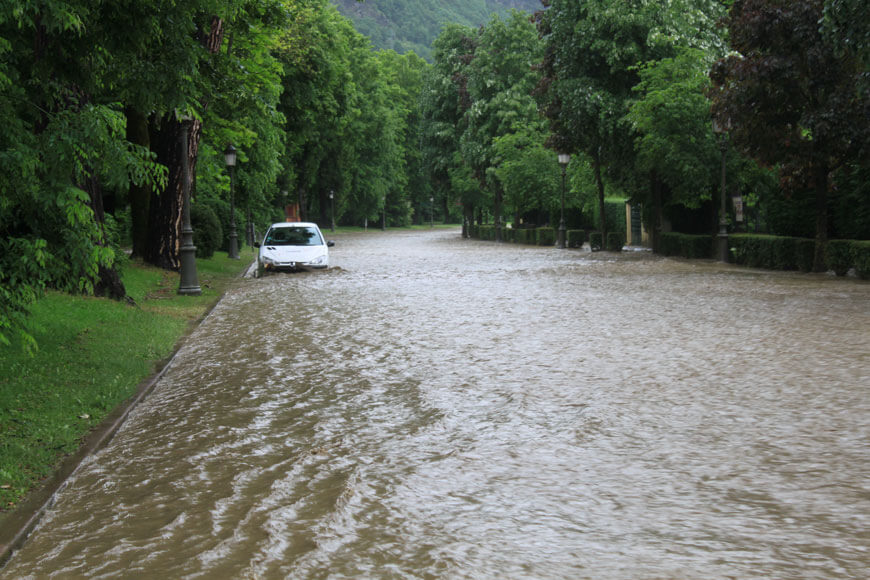 Véhicule au bord d'une route inondée à Bagnères-de-Luchon en 2013