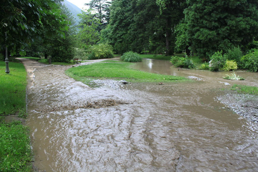 Chemins, verdure et eau entremêlés avec courant important, Bagnères-de-Luchon 2013