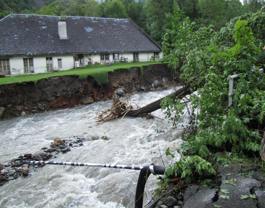 Glissement de terrain et arbres arrachés le long de la Pique à Bagnères-de-Luchon en 2013