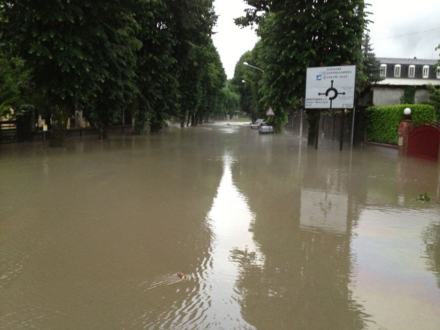 Axe routier entièrement envahi par les flots, Bagnères-de-Luchon 2013