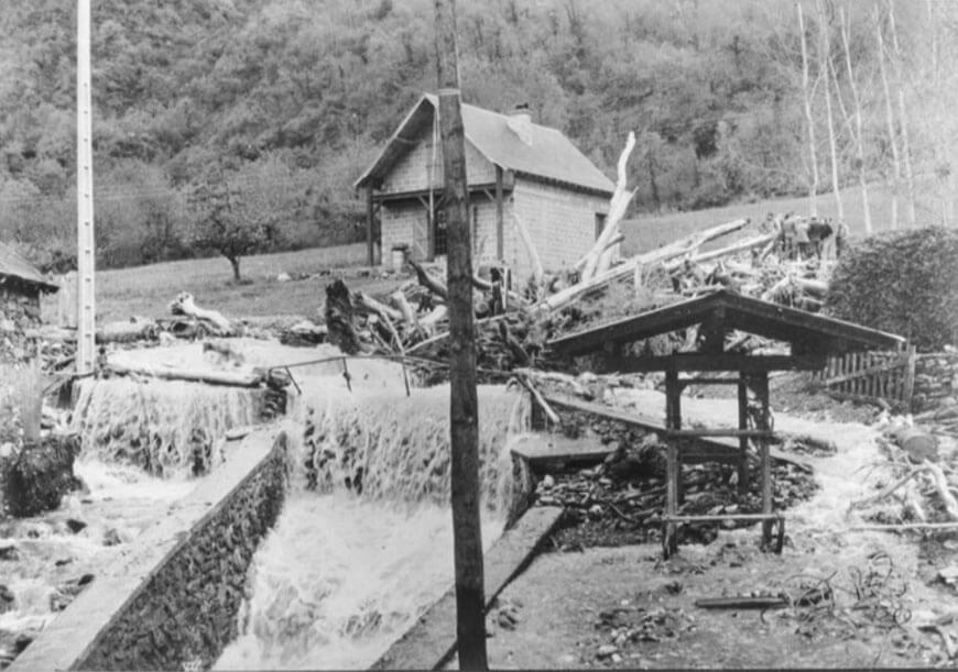 Le pont Léon de Cier-de-Luchon emporté par les flots en 1977