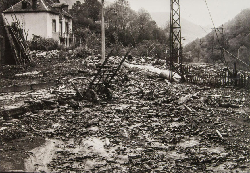 Débris et pierres sur la voie ferrée de Lège en 1977