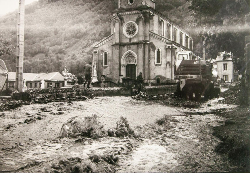 Le parvis de l'église de Montauban-de-Luchon métamorphosé après le passage des eaux en 1977