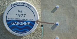 repères de crues de mai 1977 au stade de Miramont-de-Comminges