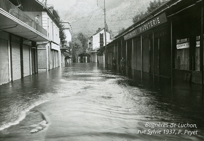 La rue Sylvie inondée à Bagnères-de-Luchon  en 1937