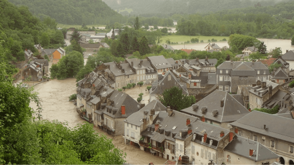 Vue aérienne de St Béat inondé