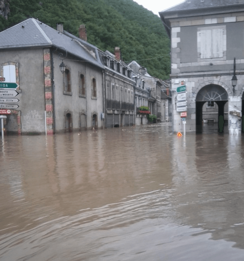 Montée des eaux dans une rue à Saint Béat - 2013