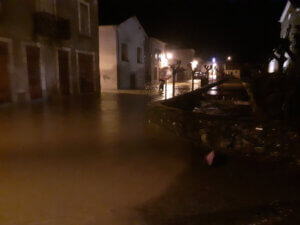 Rue d'Izaourt de nuit pendant la crue de janvier 2022