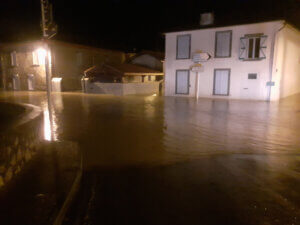 Rue d'Izaourt de nuit pendant la crue de janvier 2022