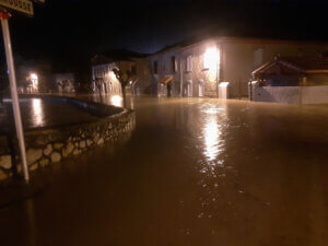 Rue d'Izaourt de nuit pendant la crue de janvier 2022