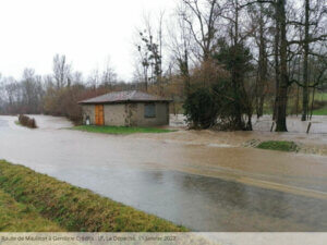 La route de Mauléon à Gembrie pendant les inondations de janvier 2022