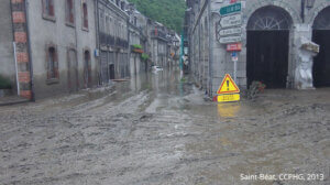 La rue principale de Saint-Béat pendant la crue de 2013