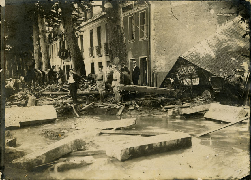 Inondations et maisons écroulées dans les rues lors de la crue de la Pique de 1925